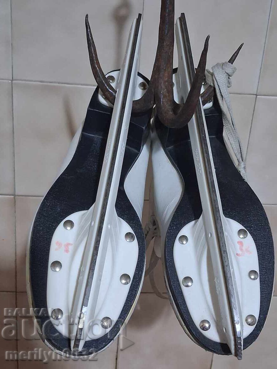 Auction  Vintage ice skates