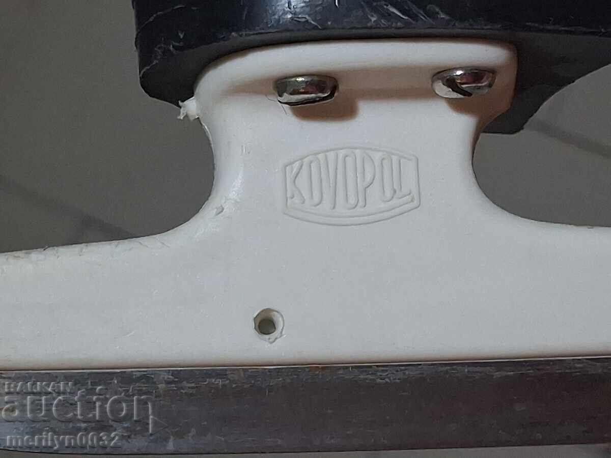 Vintage ice skates - 5