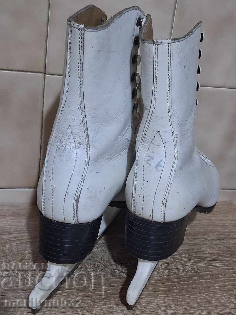 Vintage ice skates - 7