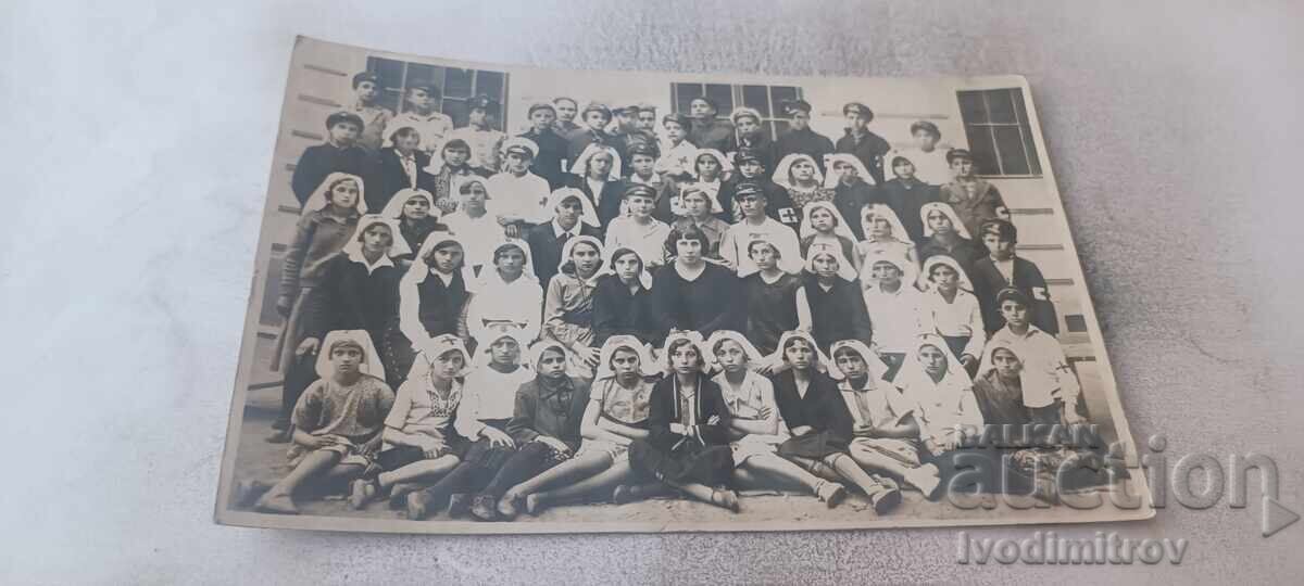 Снимка Т. Пазарджикъ Ученици от II -б класъ с учителка 1932 Снимка Т. Пазарджикъ Ученици от II -б класъ с учителка 1932