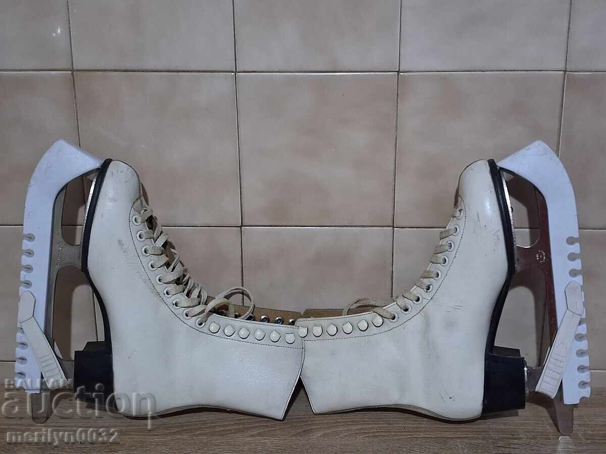 Licitație Patine vechi pentru gheață Cehoslovacia Licitație Patine vechi pentru gheață Cehoslovacia