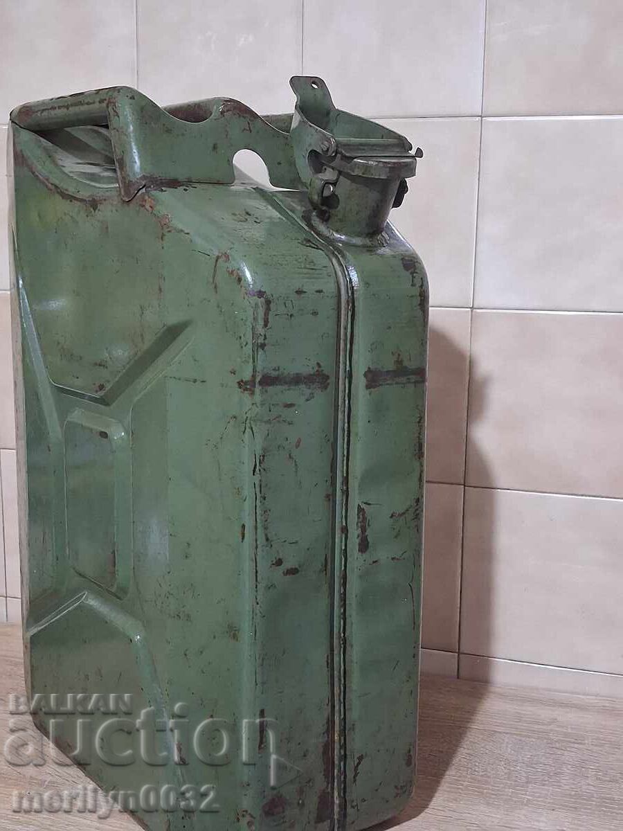 Canistră militară germană 20 litri pentru combustibil RDG 1985, originală din perioada socialistă cu preț € 24.03 | 47.00 BGN