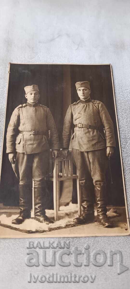 Снимка Двама войници