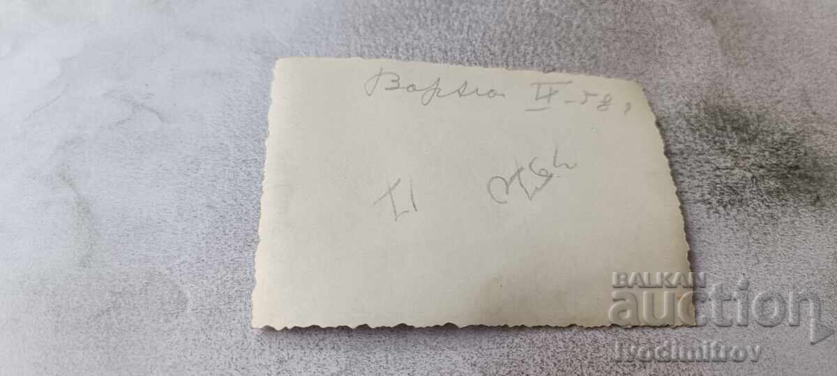 Снимка Врана Мъж жени и деца на брега на морето 1958 с цена € 0.74 | 1.45 лв.