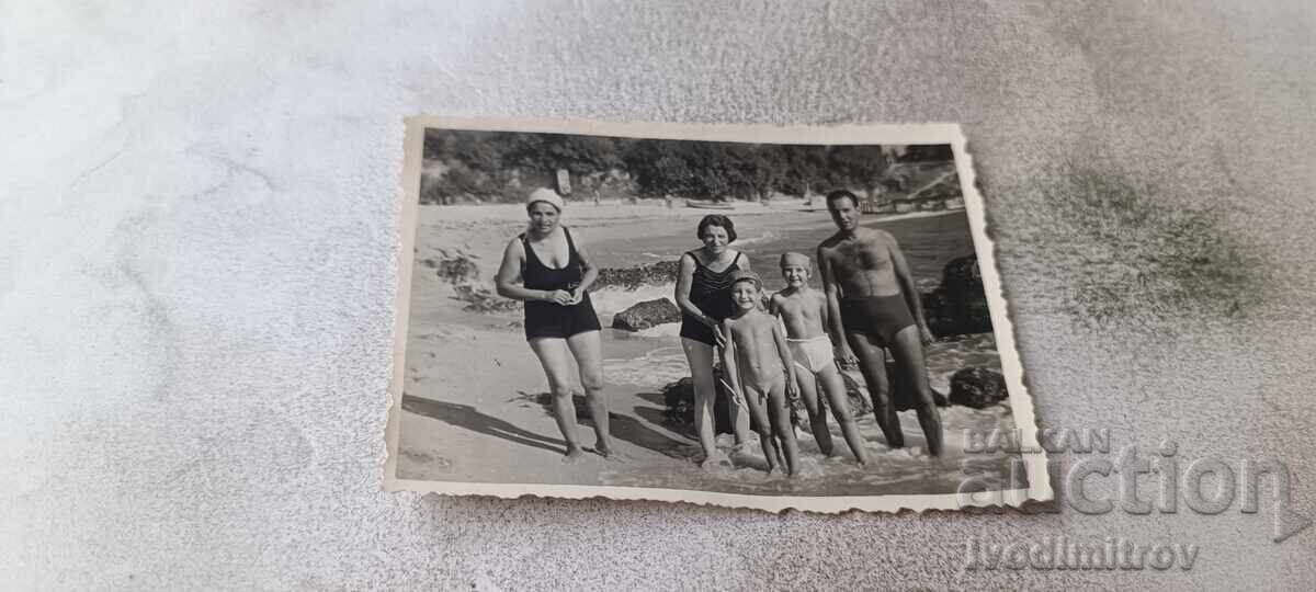Снимка Врана Мъж жени и деца на брега на морето 1958