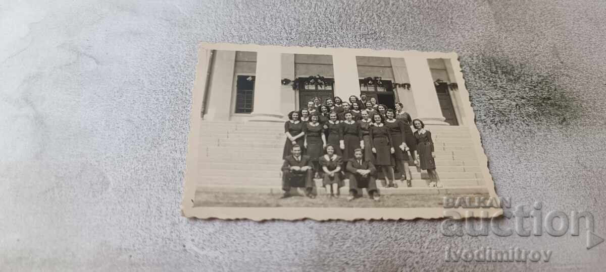 Φωτογραφία Σόφια Νέοι και νέες στα σκαλιά 1940 Φωτογραφία Σόφια Νέοι και νέες στα σκαλιά 1940