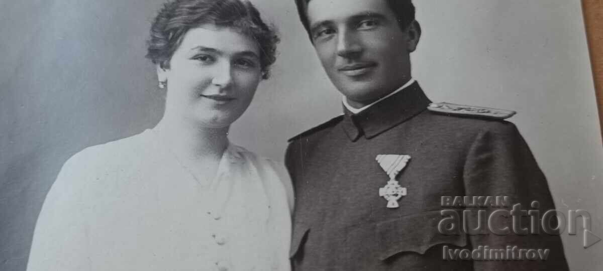 Снимка Жена офицер с австрийски орден и Откритъ листъ 1917 с цена € 47.68 | 93.25 лв.