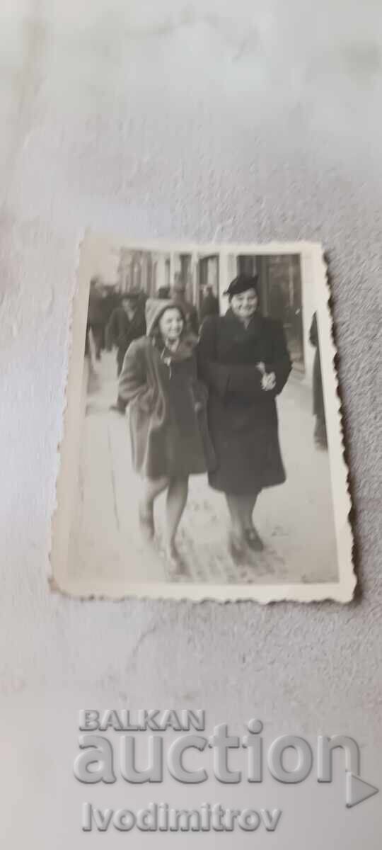 Снимка София Жена и младо момиче на разходка 1941