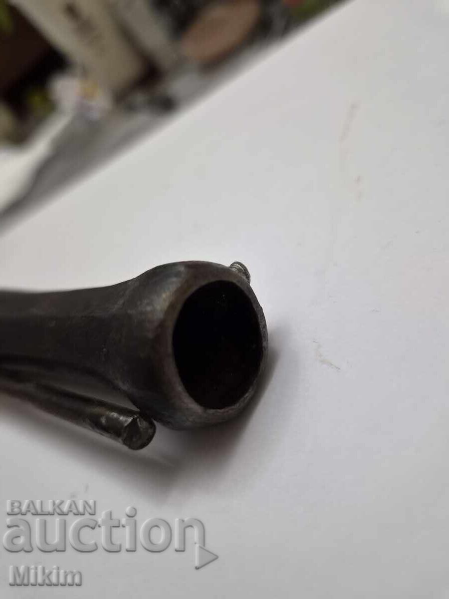 Licitație Pistol ceramic unic cu incrustații Licitație Pistol ceramic unic cu incrustații