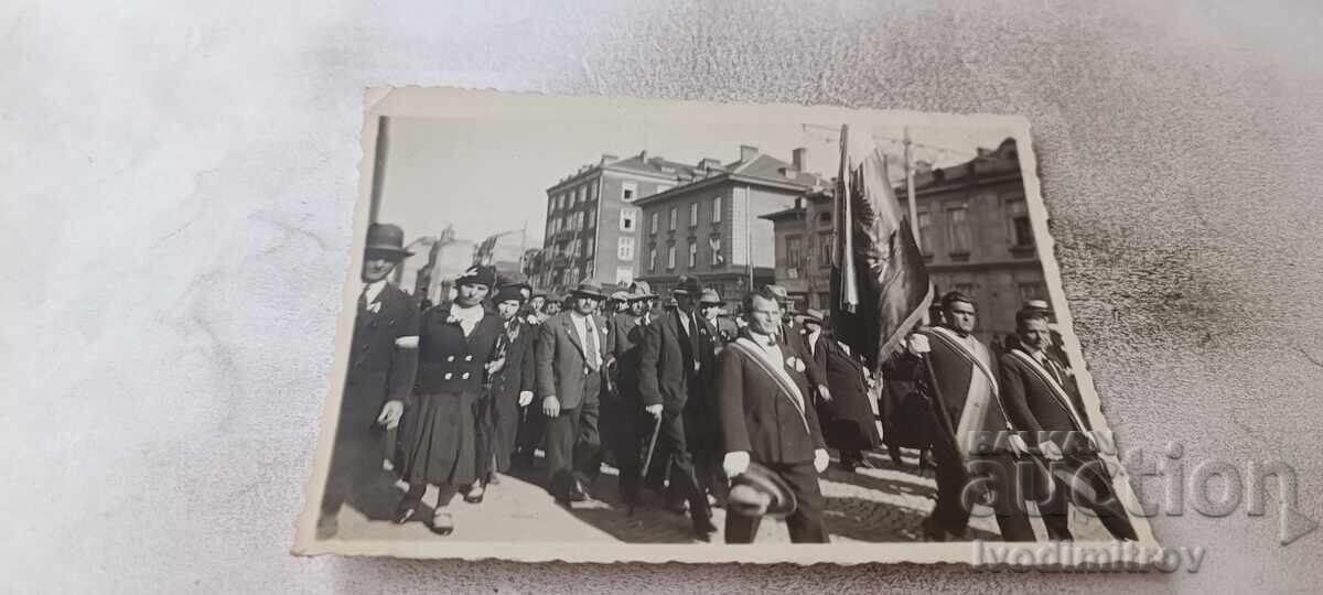 Photo Sofia Men with the national flag and women at a procession