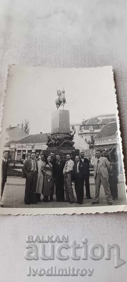 Снимка Мъже и жена на площад пред паметник