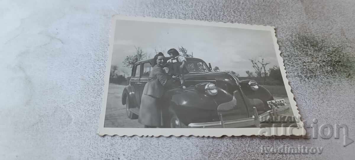 S-ka Woman and little girl with a retro car № Sf 4147