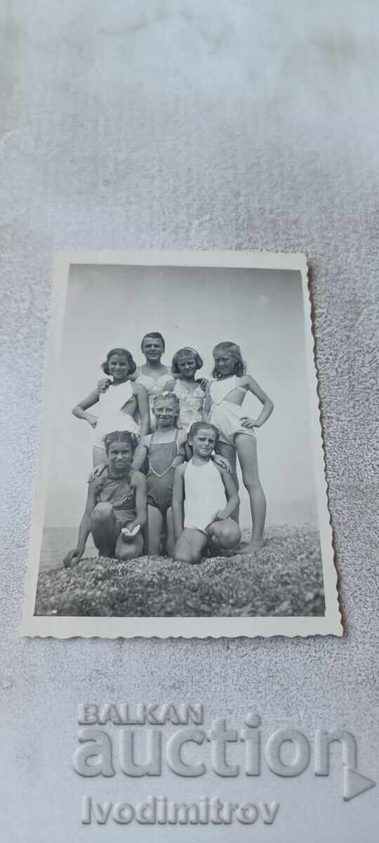 Fotografie Femeie și fete tinere în costume de baie retro