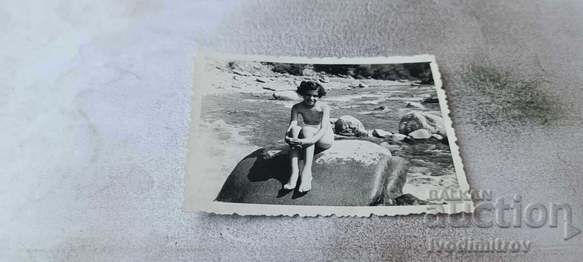 Снимка Младо момиче седнало на камък покрай реката 1956