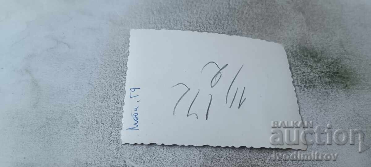 Снимка Две млади момичета на брега на морето 1959 с цена € 0.84 | 1.64 лв.