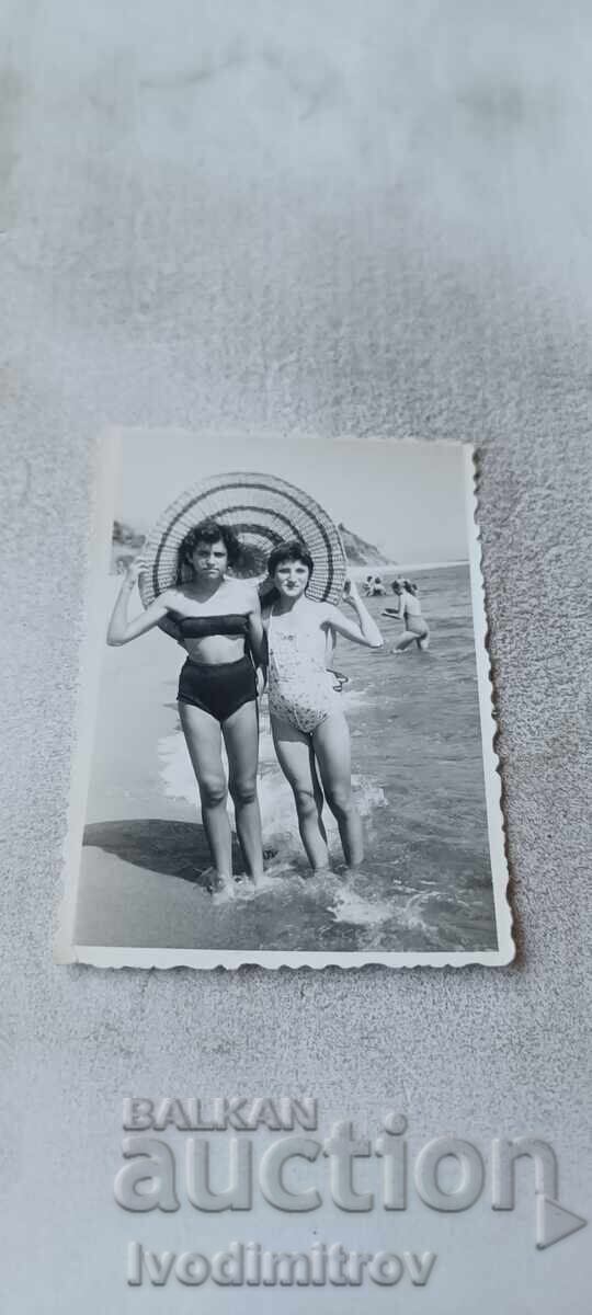 Снимка Две млади момичета на брега на морето 1959