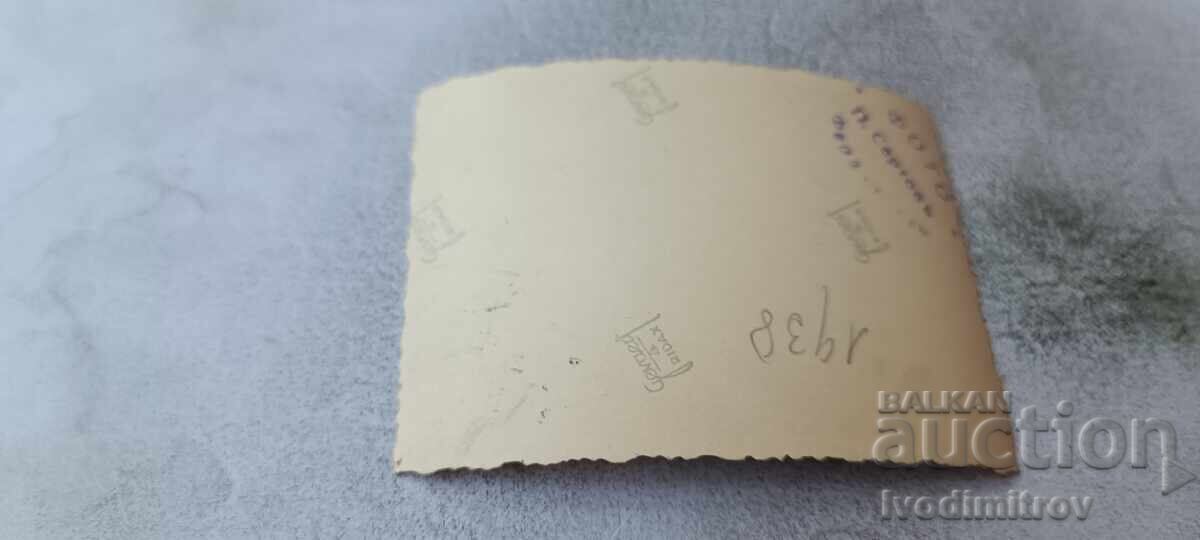 Снимка Мъже и жена по бански палещи окън покрай езеро с цена € 0.89 | 1.74 лв. Снимка Мъже и жена по бански палещи окън покрай езеро с цена € 0.89 | 1.74 лв.