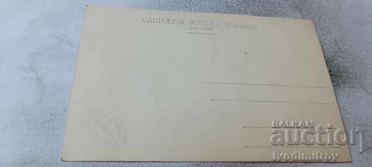 Φωτογραφία Νέοι άνδρες και γυναίκες ξαπλωμένοι με το στομάχι τους στην άμμο με τιμή € 1.23 | 2.41 BGN