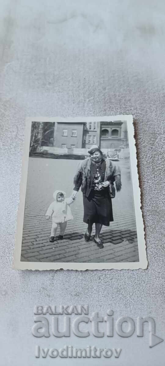 Fotografie Sofia O femeie și o fetiță la plimbare
