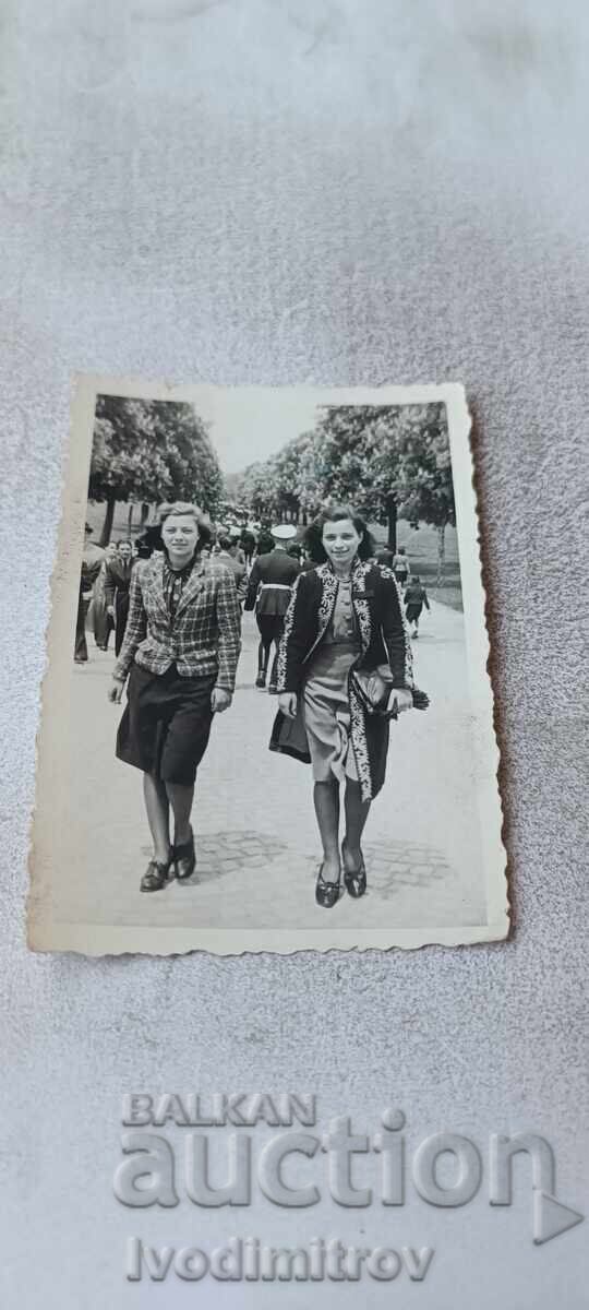 Fotografie Varna Două fete tinere la plimbare