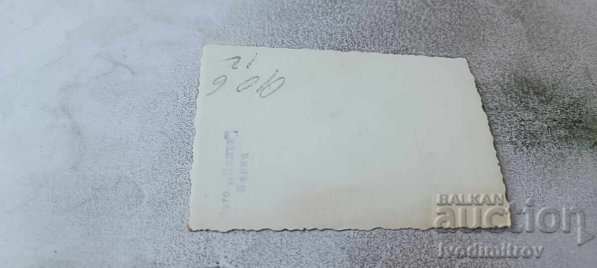 Fotografie Varna Fetiță cu cărucior retro pentru copii în parc cu preț € 0.88 | 1.72 BGN