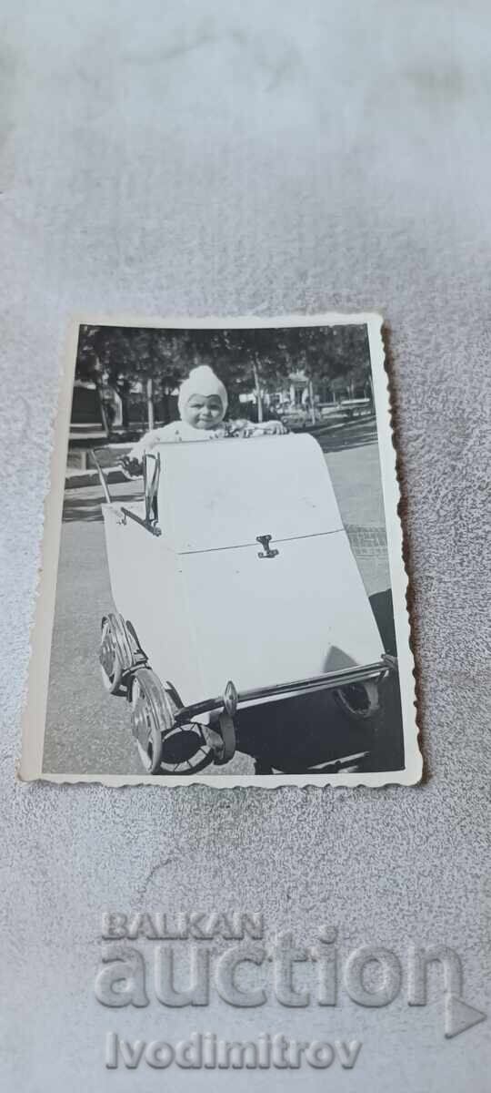 Fotografie Varna Fetiță cu cărucior retro pentru copii în parc