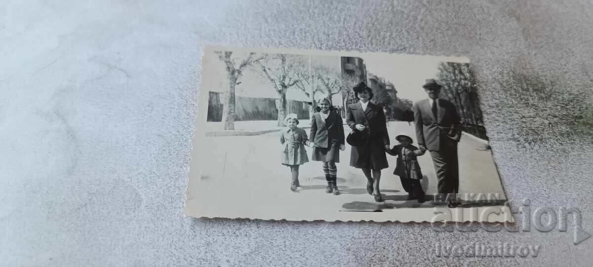 Fotografie Varna Bărbat femeie și trei copii la plimbare