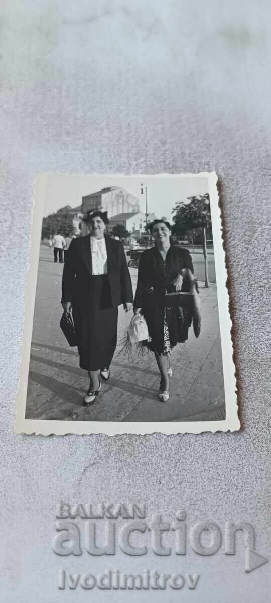Fotografie Varna Două femei la plimbare