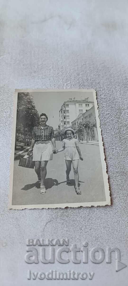Photo Varna Woman and girl on a walk