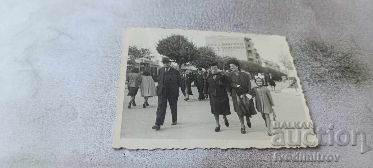Φωτογραφία Βάρνα άνδρας δύο γυναίκες και κορίτσι βόλτα 1940