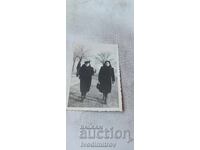 Снимка Варна Две жени  на разходка през зимата 1946