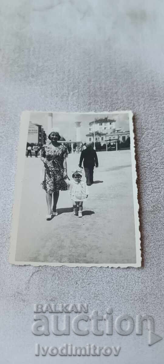 Photo Varna Woman and little girl at the entrance of the Sea Garden