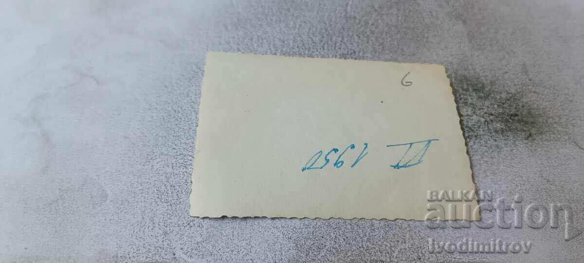 Снимка Варна Мъж и жена с дадър на разходка 1950 с цена € 1.06 | 2.07 лв. Снимка Варна Мъж и жена с дадър на разходка 1950 с цена € 1.06 | 2.07 лв.