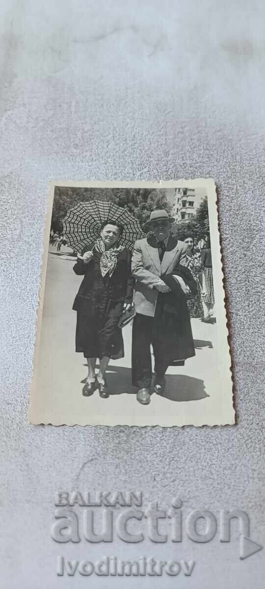Снимка Варна Мъж и жена с дадър на разходка 1950 Снимка Варна Мъж и жена с дадър на разходка 1950