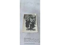 Fotografie Varna Bărbat și femeie cu un dog la plimbare 1950