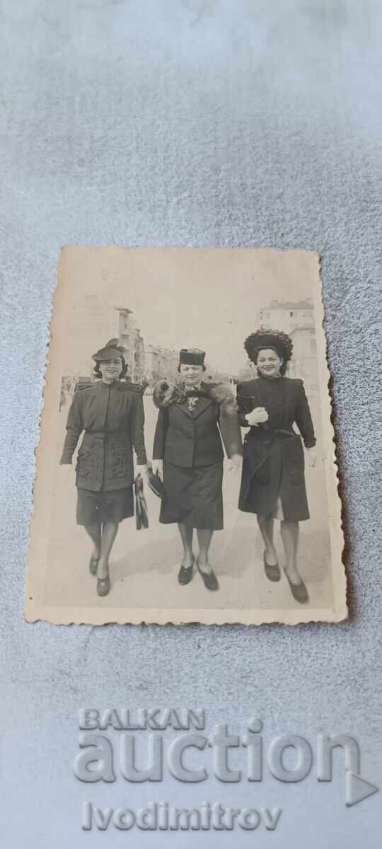 Fotografie Varna Trei femei la plimbare