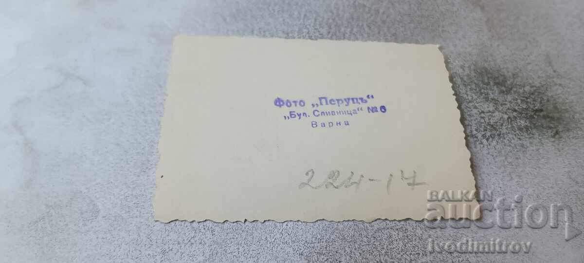 Снимка Варна Две жени в зимни палта на разходка с цена € 1.08 | 2.11 лв.