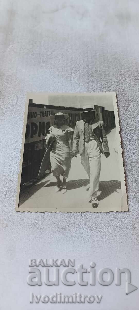 Photo Varna Man and woman on a walk Photo Varna Man and woman on a walk