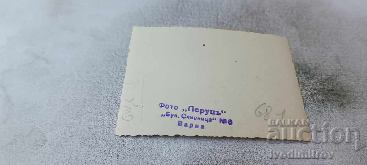 Снимка Варна Малко момиченце с детско велосипедче в парка с цена € 0.89 | 1.74 лв.