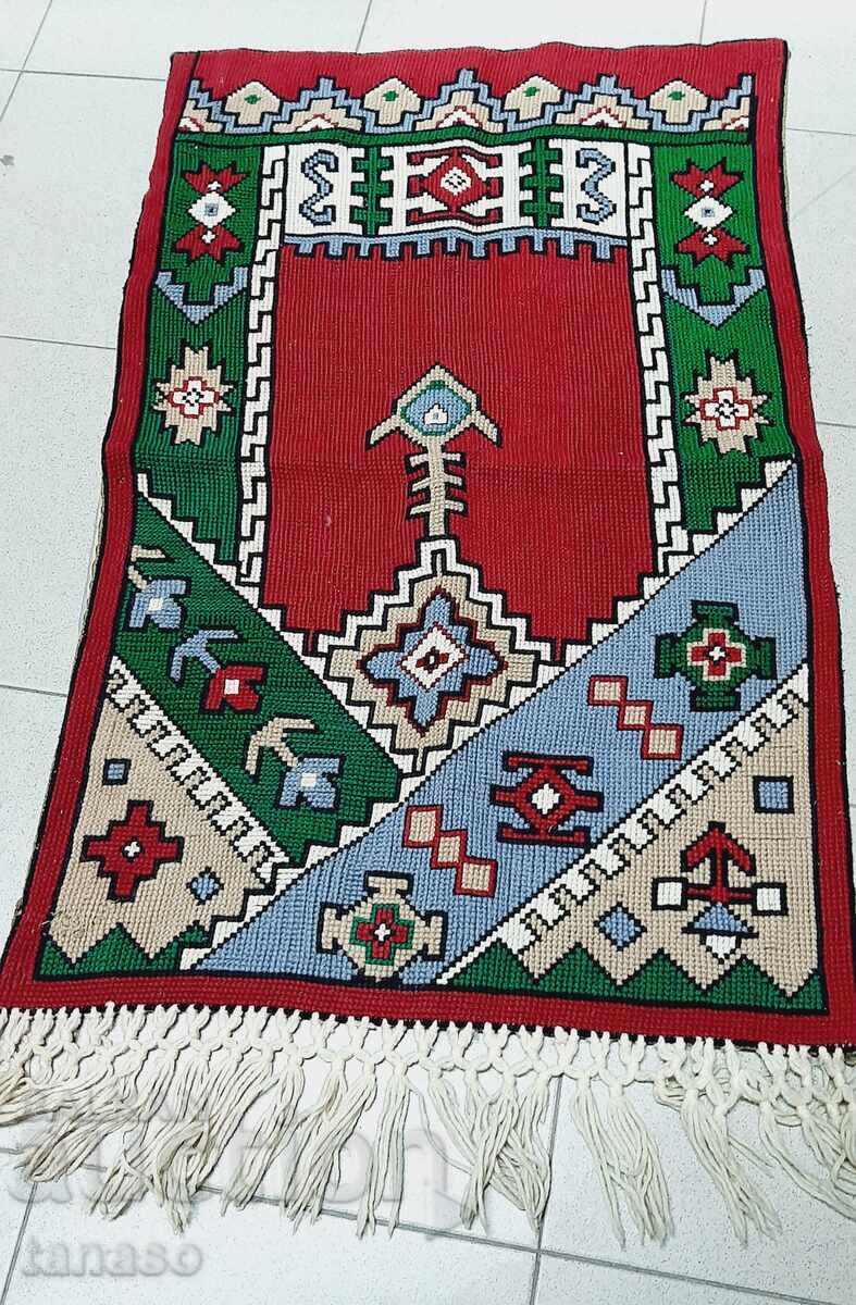 Delivery of Bulgarian ethnic hand-woven wool wall rug – 83×53 cm