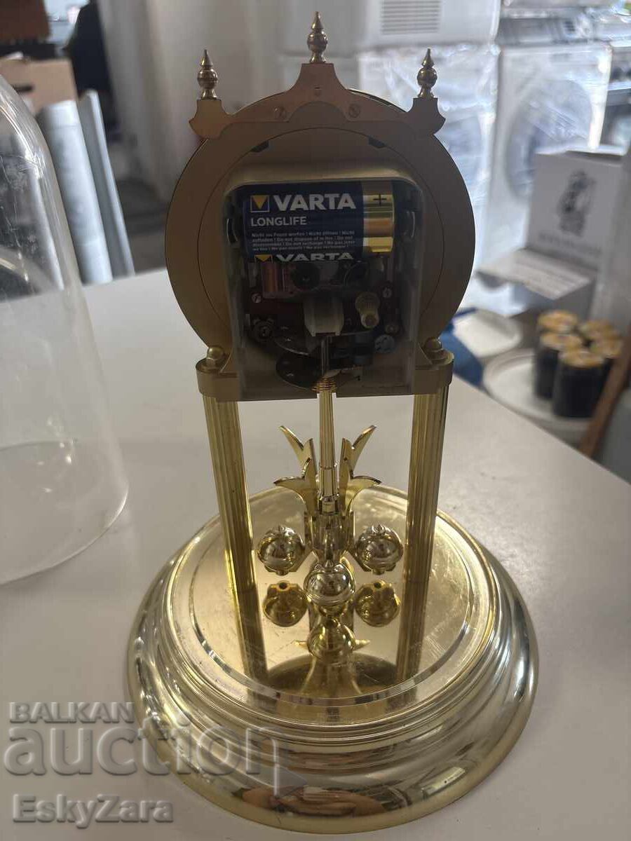 Ретро настолен часовник с въртящо се махало с цена € 100.00 | 195.58 лв.