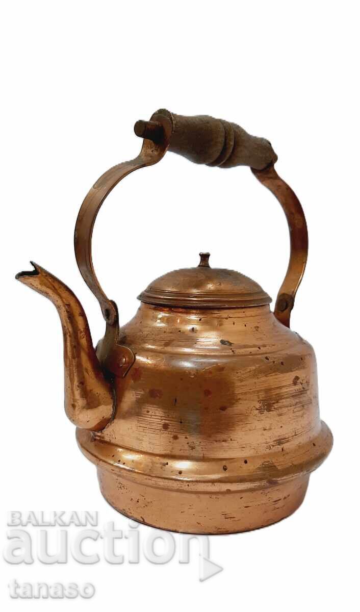 Auction Vintage copper kettle, wooden handle Auction Vintage copper kettle, wooden handle