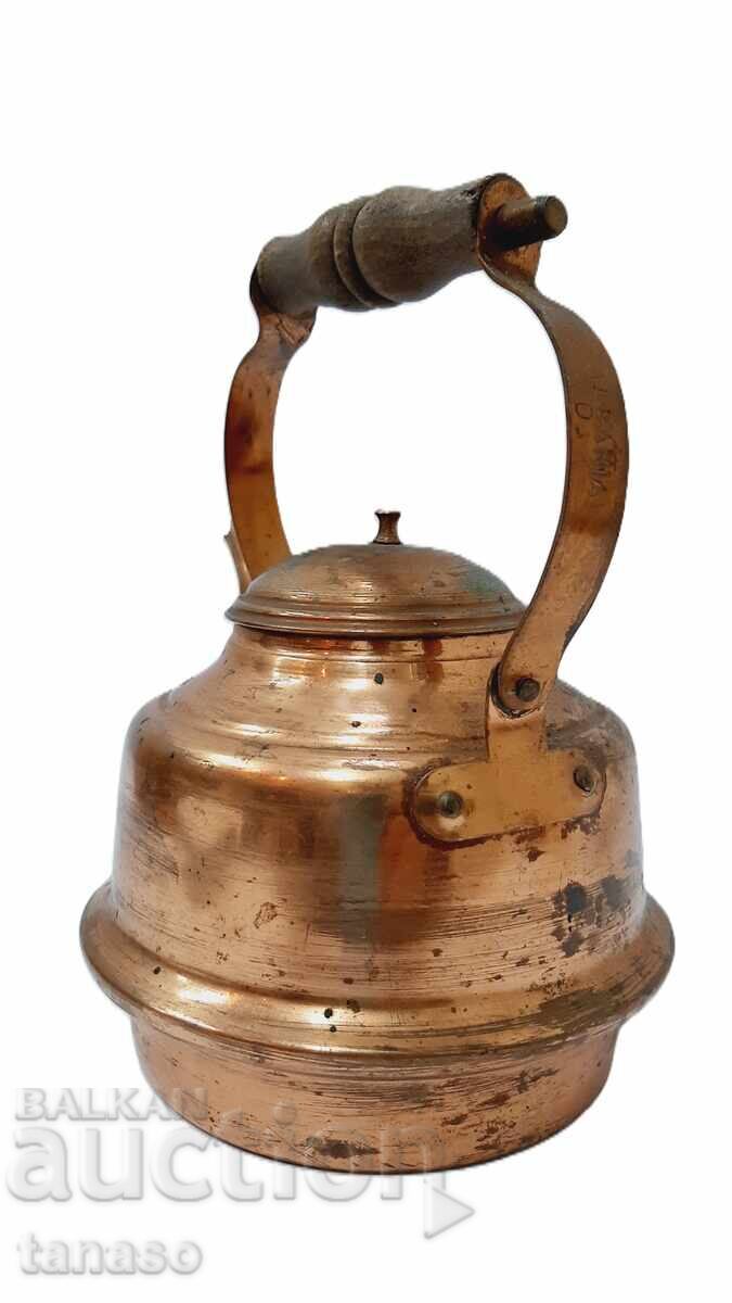 Delivery of Vintage copper kettle, wooden handle Delivery of Vintage copper kettle, wooden handle