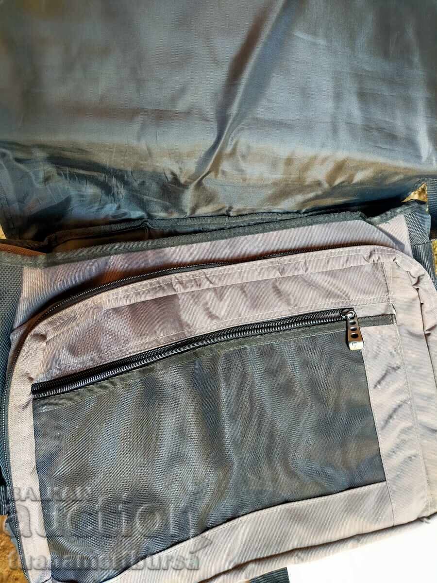 Licitație geantă pentru laptop