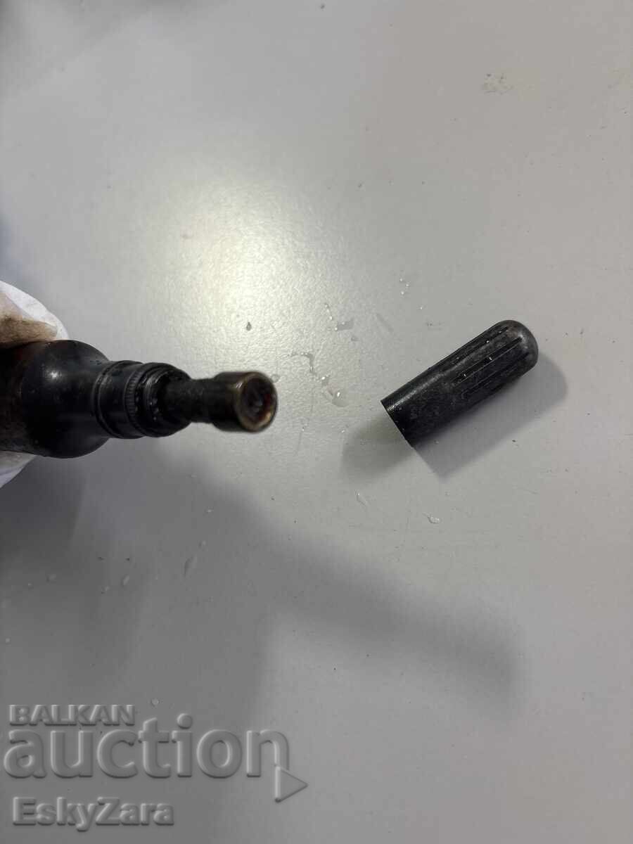 Veche ungătoare metalică de precizie cu capac cu preț 15.00 €