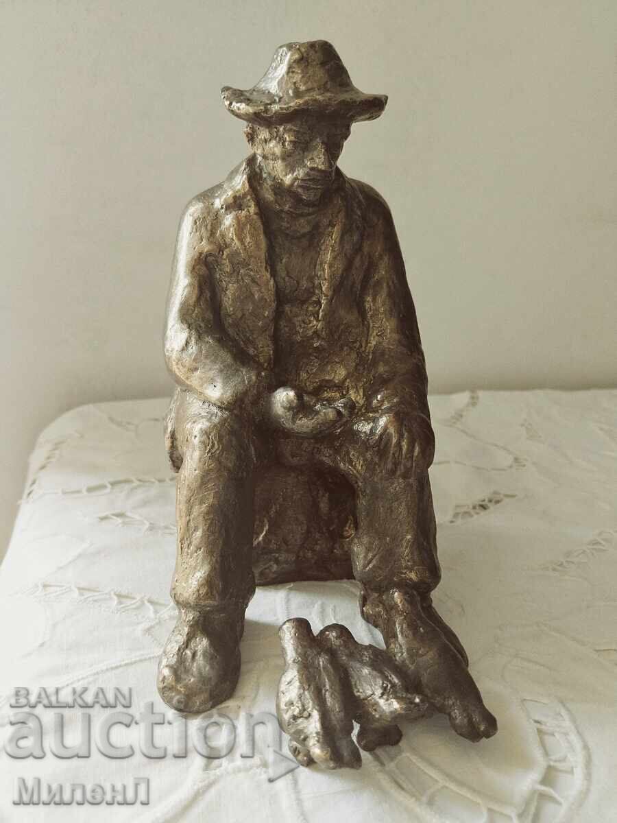 Auction Realistic sculpture of an elderly man feeding pigeons Auction Realistic sculpture of an elderly man feeding pigeons