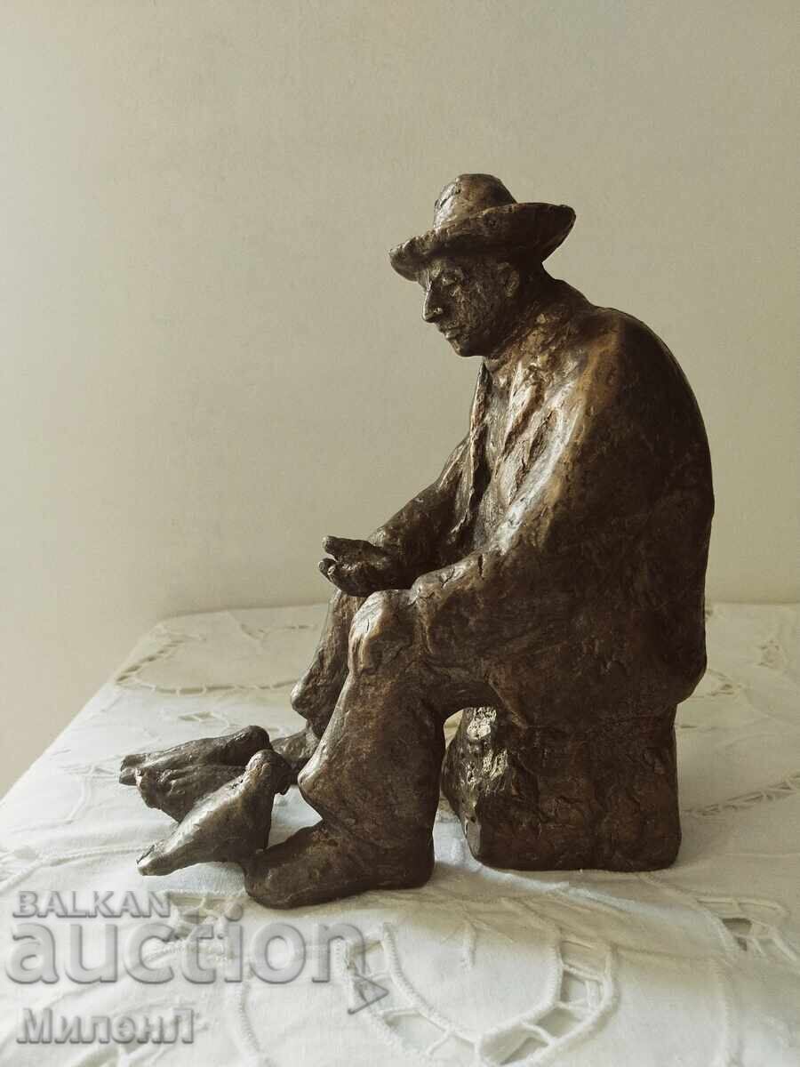 Delivery of Realistic sculpture of an elderly man feeding pigeons Delivery of Realistic sculpture of an elderly man feeding pigeons