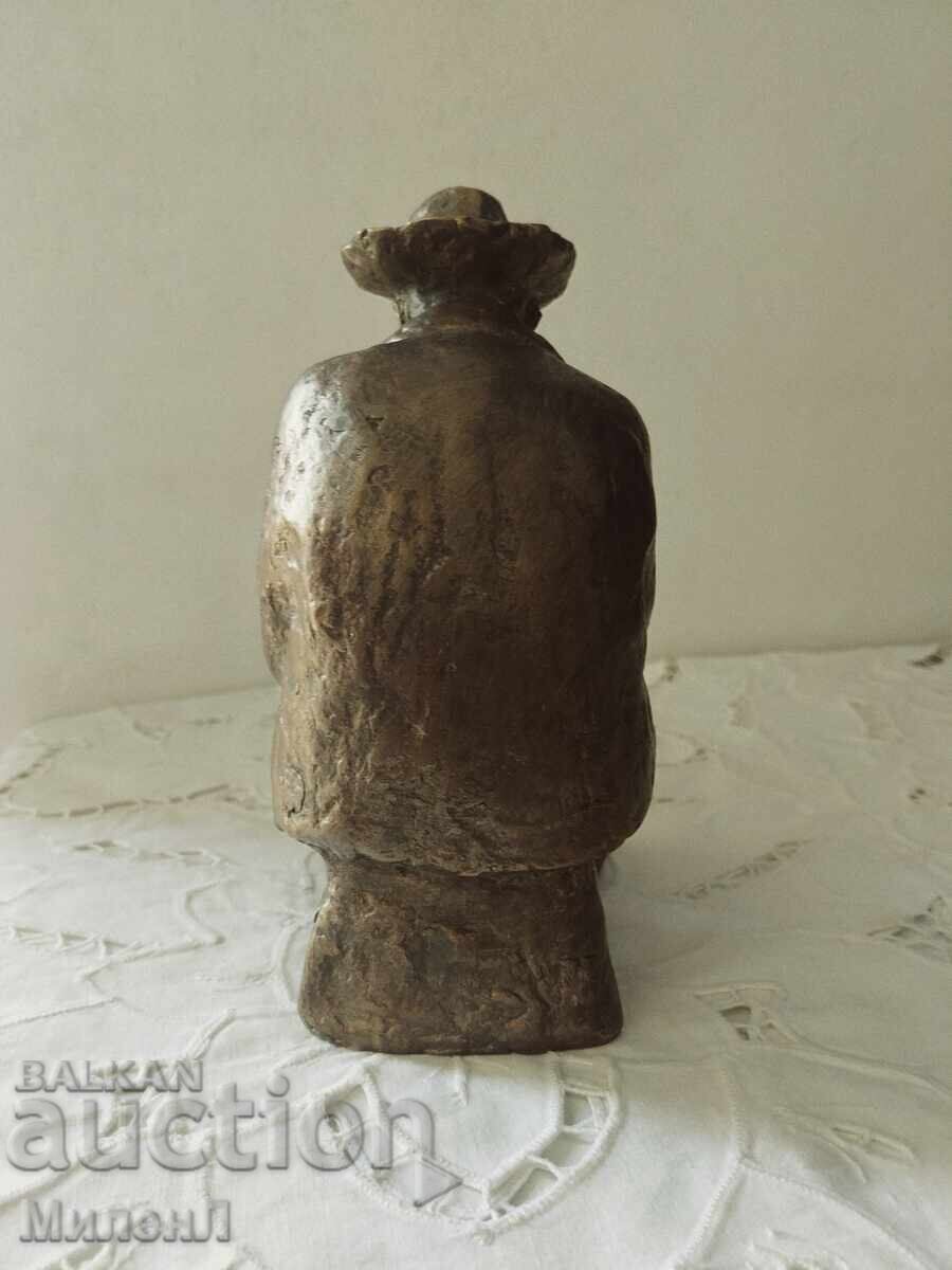 Realistic sculpture of an elderly man feeding pigeons - 5 Realistic sculpture of an elderly man feeding pigeons - 5