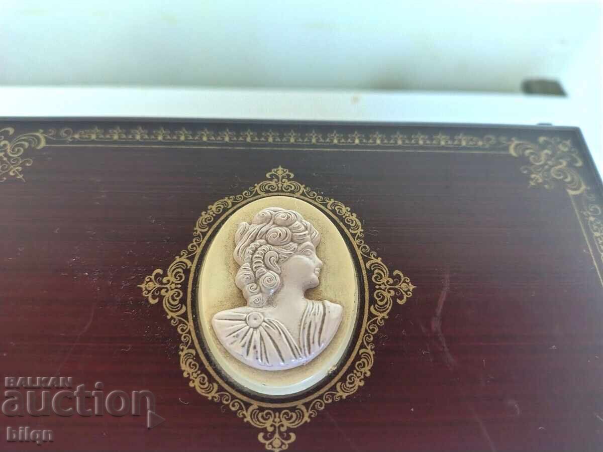 Прекрасна Стара Музикална Кутия За Бижута с цена 24.98 €