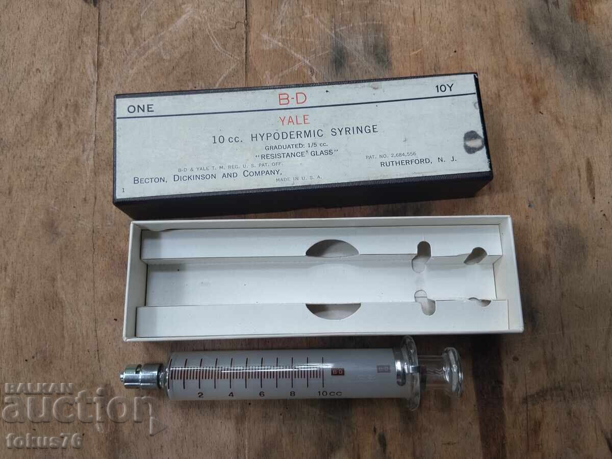 Auction  Vintage collectible American glass syringe 10 cc